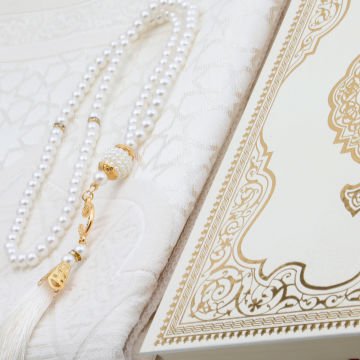 Hediyelik Seccade Kuran-ı Kerim Tesbih Seti Krem